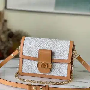 Louis Vuitton Size: 25 x 17 x 10.5 cm